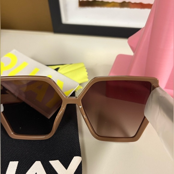 Quay Australia Hotel Lobby Oversized Square Sunglasses in Doe Brown - Picture 10 of 11